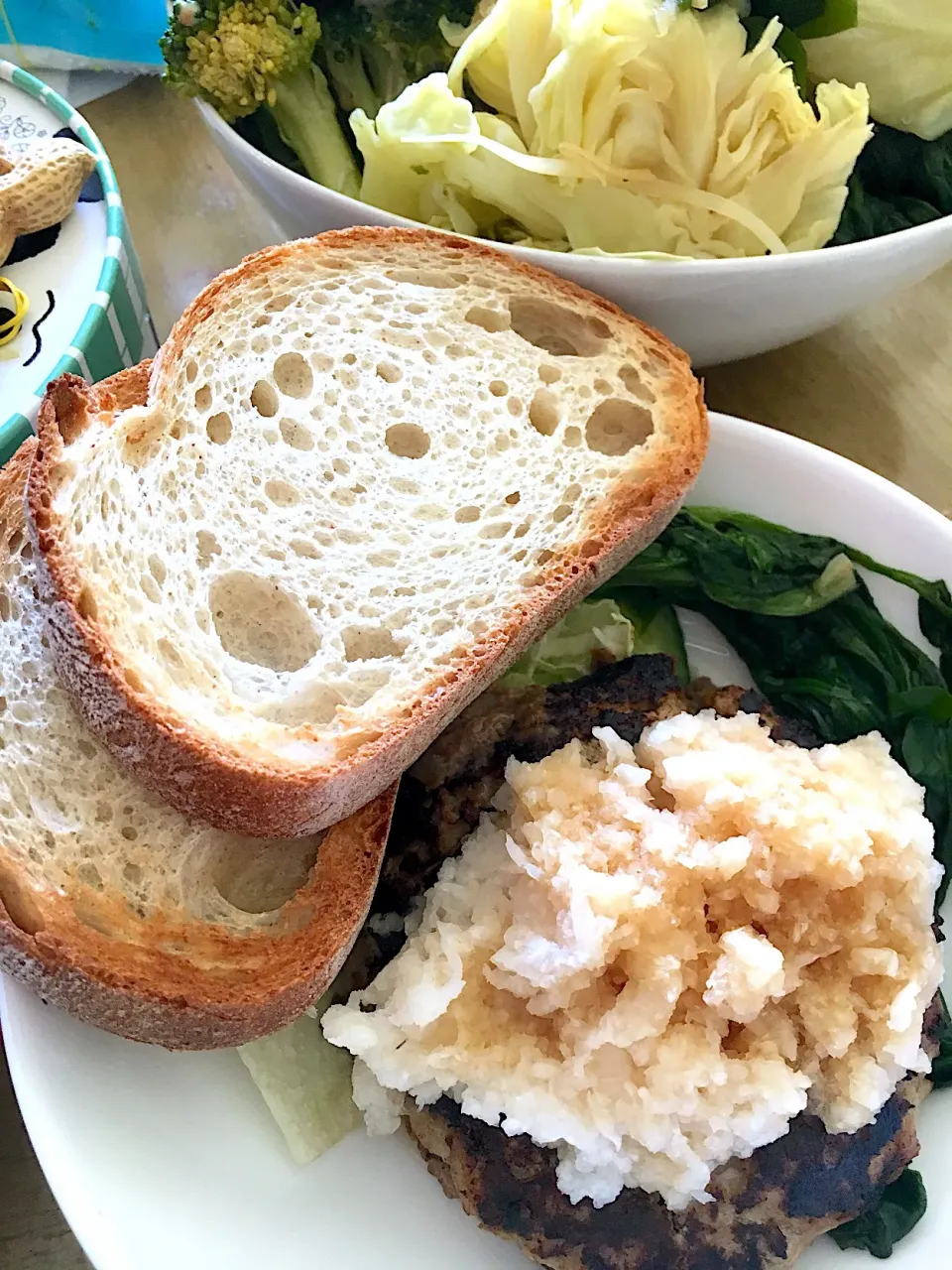 ハンバーグに冷凍成功したパンを添えて🍞😃|Ayakoさん