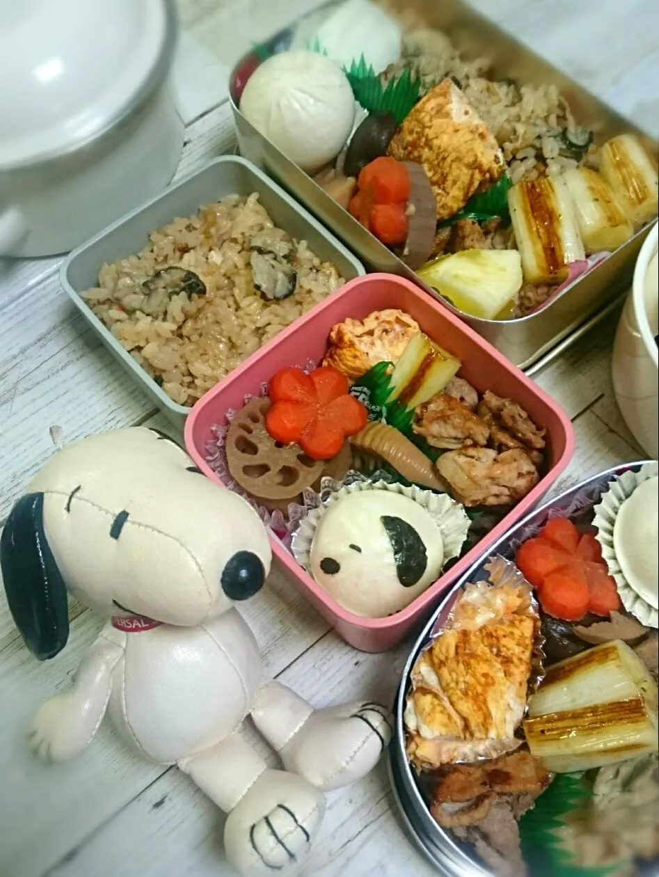 Snapdishの料理写真:牡蠣の炊き込みご飯とスヌーピーミニ肉まん弁当
 #炊き込みご飯
 #牡蠣
 #肉まん|okamichanさん