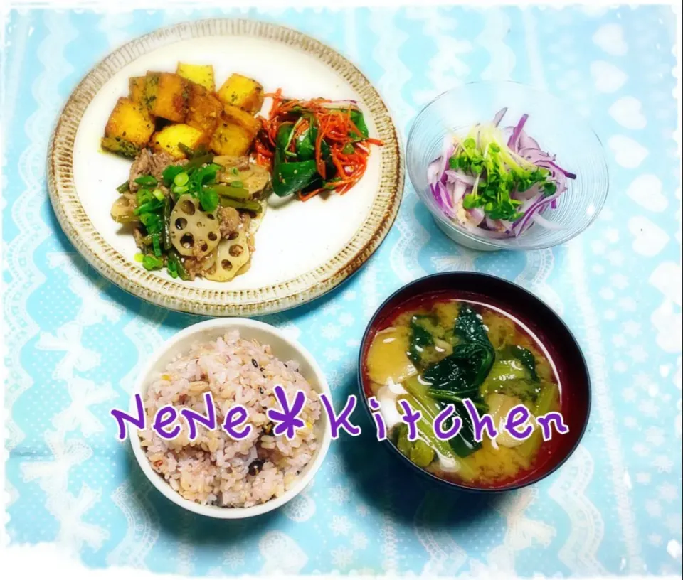 蓮根と豚ひき肉の柚子胡椒炒め煮♡
厚揚げのカレーチーズ炒め☆
ほうれん草と人参のマスタードラペ♪
サバ缶と玉ねぎとカイワレ大根のサラダ☆|ねねさん