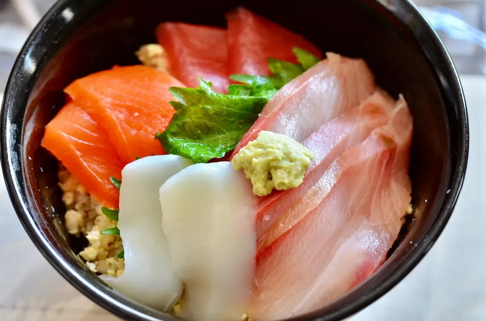 もち麦と炒り豆腐を酢飯にして、
スーパーで買った盛り合わせで低糖質な海鮮丼|Yasuo  Watanabeさん