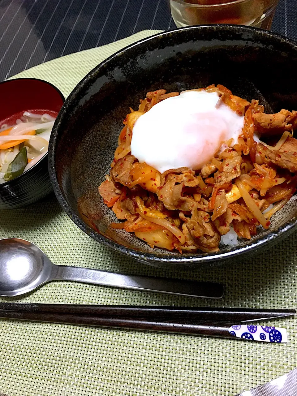 Snapdishの料理写真:・豚キムチ丼 半熟卵のせ
・かぶの中華スープ|ちぐあささん