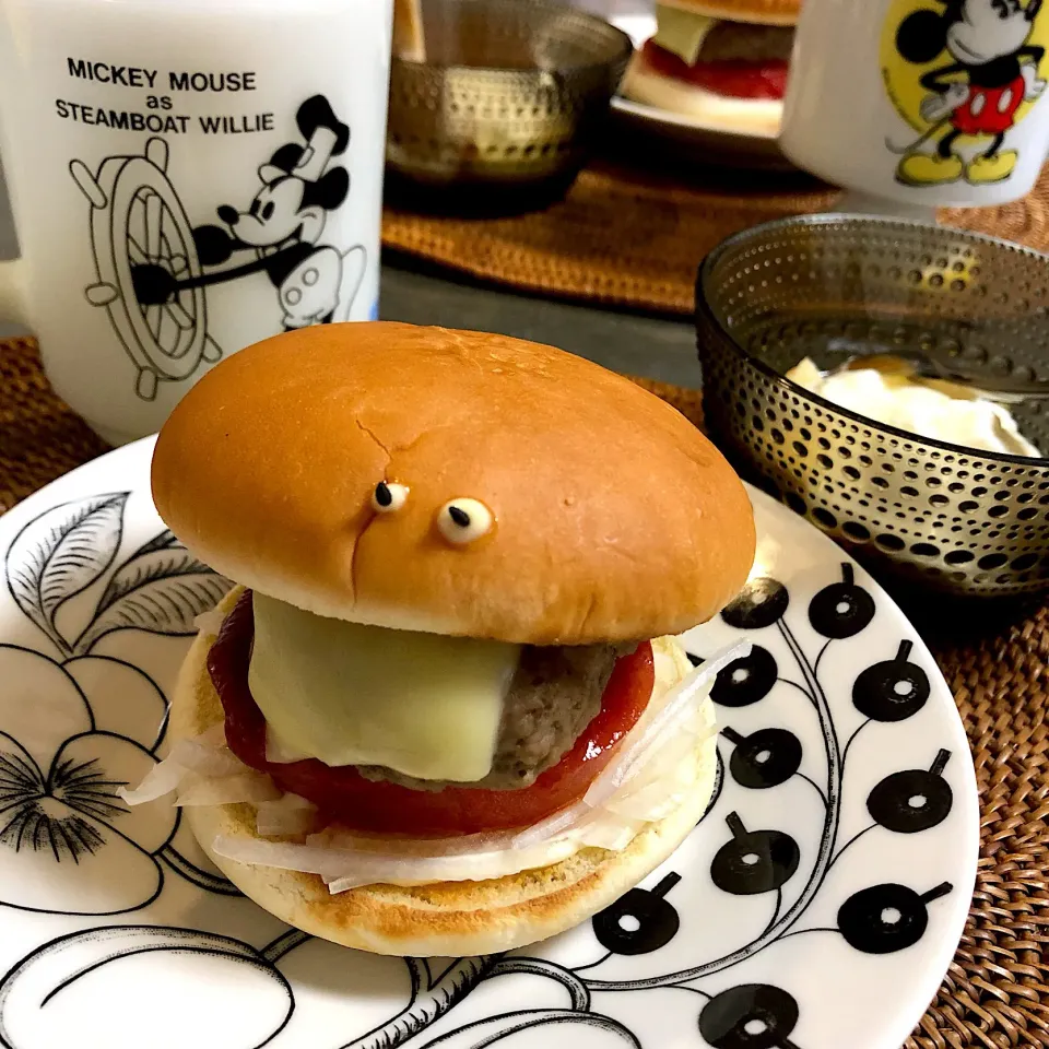 朝ごバーガー🍔 #ハンバーガー  #目付き #|nao子さん