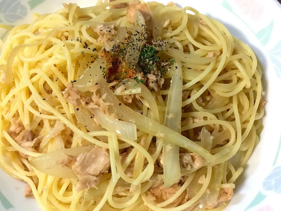 Snapdishの料理写真:ツナと玉ねぎの和風醤油パスタ|せつこさん