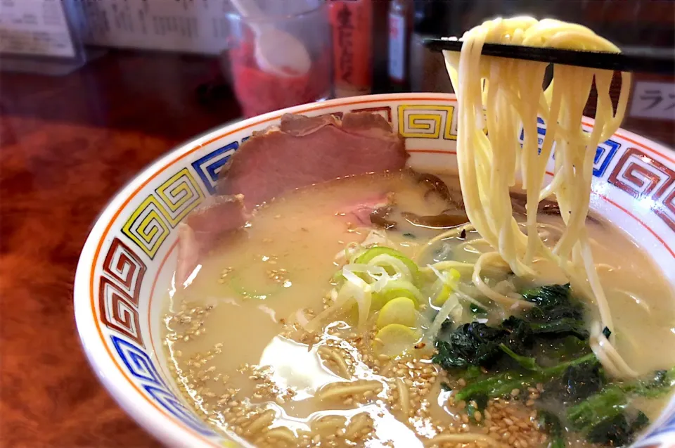 今日の昼
・目黒屋式 博多豚骨ラーメン（880円）

1月の #プレミアムシリーズ。
臭みの全くないスープ、打ちたての自家製麺。美味し！

#目黒屋 #ラーメン #ramen #自家製麺 #昼食 #昼飯 #ランチ #lunch #馬込沢|Shiny1022さん