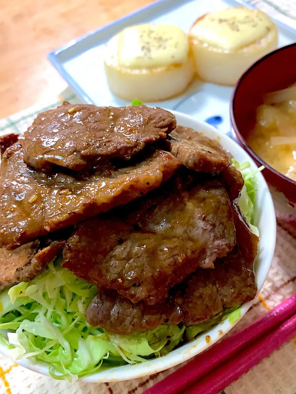 カルビ丼大盛り、大根ステーキ、味噌汁⭐️|kaokaoさん