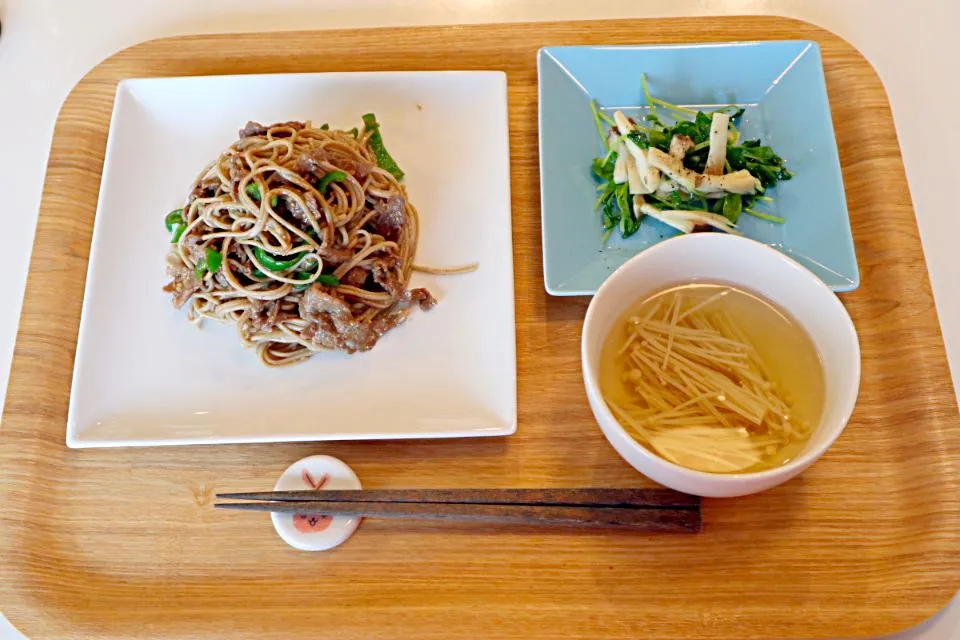 今日の昼食 牛肉の味噌炒め蕎麦、豆苗とエリンギの塩麹炒め、えのきの白だしスープ|pinknari🐰🌈さん