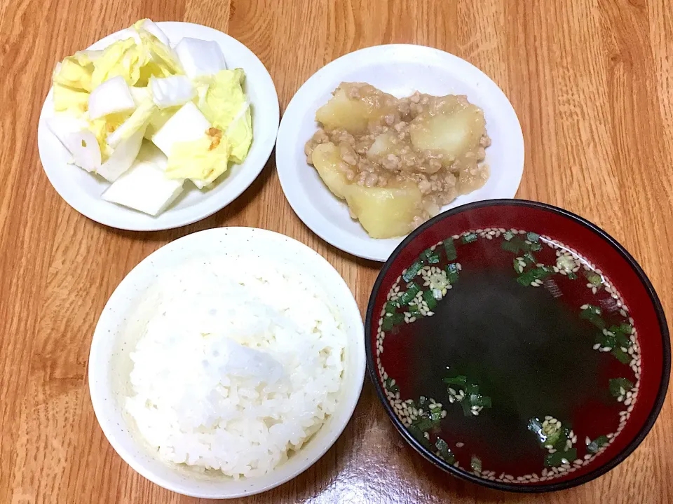 Snapdishの料理写真:じゃがいもと挽き肉のそぼろ煮
白菜の漬物|Reina Ishihataさん