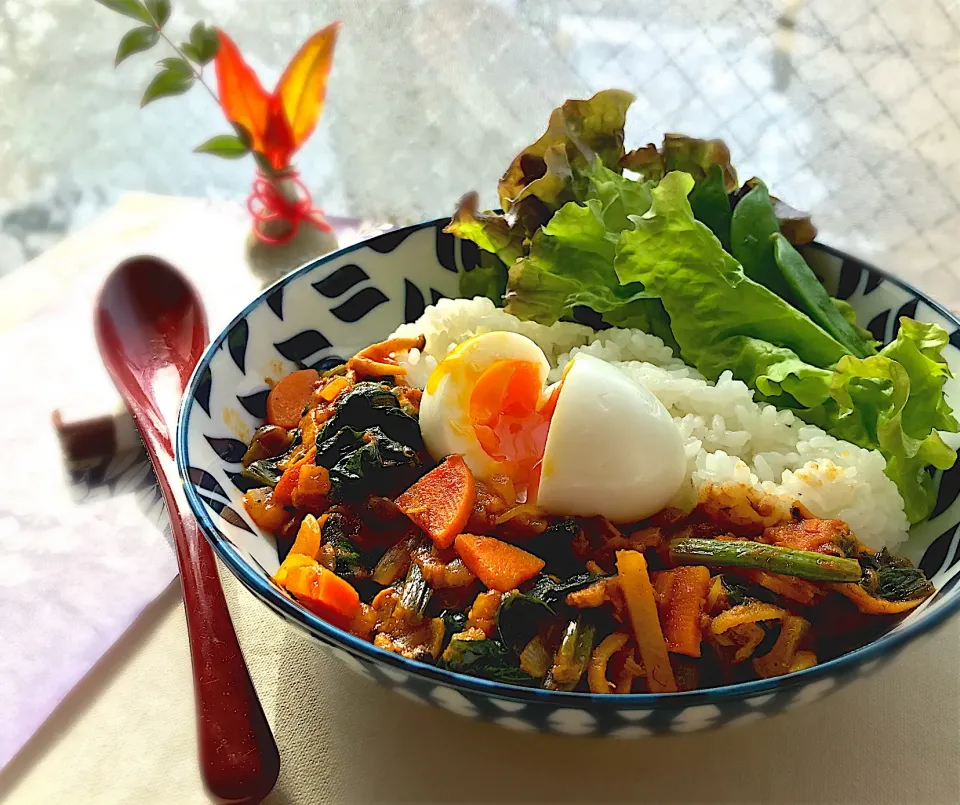 Snapdishの料理写真:昼ごはん  たっぷり野菜のキーマカレー🍛|砂雪さん