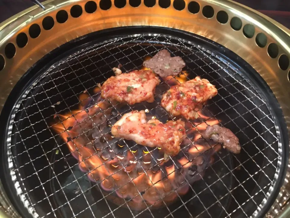 今日の昼飯は焼肉で、塩タンから開始で、ホルモン、😋|フージさん