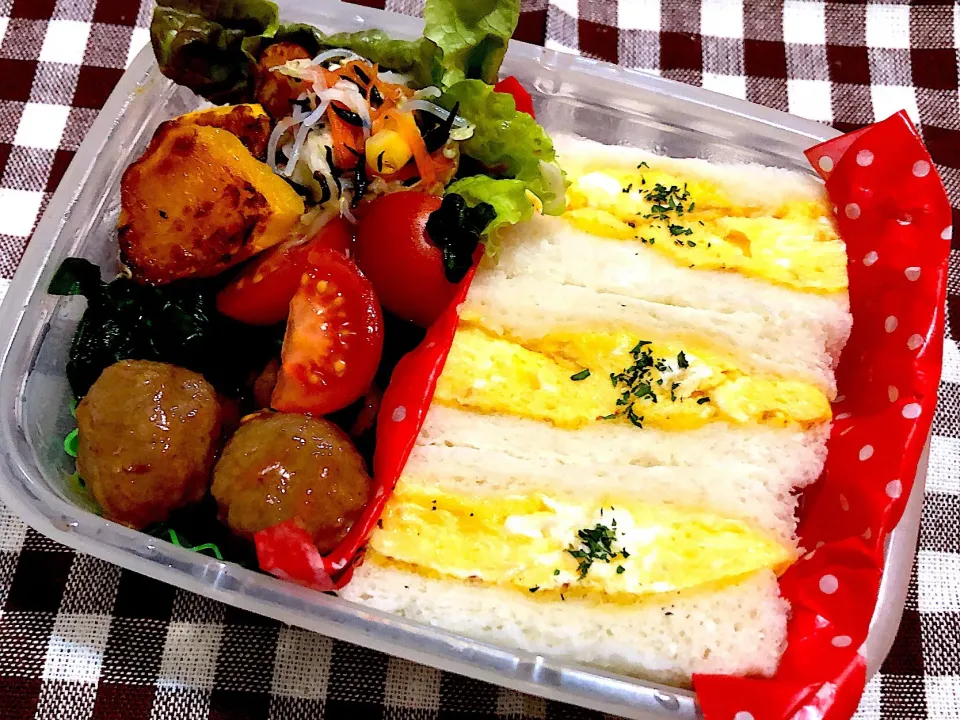 1／12昼食  #昼ごはん   #弁当  #サンドイッチ
•玉子サンド •ミートボール •焼きカボチャ •サラダ 
‥マダムとんちんさんのお母様のサンドイッチエピソードを聞いて、作りたかった甘い卵焼きサンド、からしバターとすごく合う♪‥|おさんどんさん