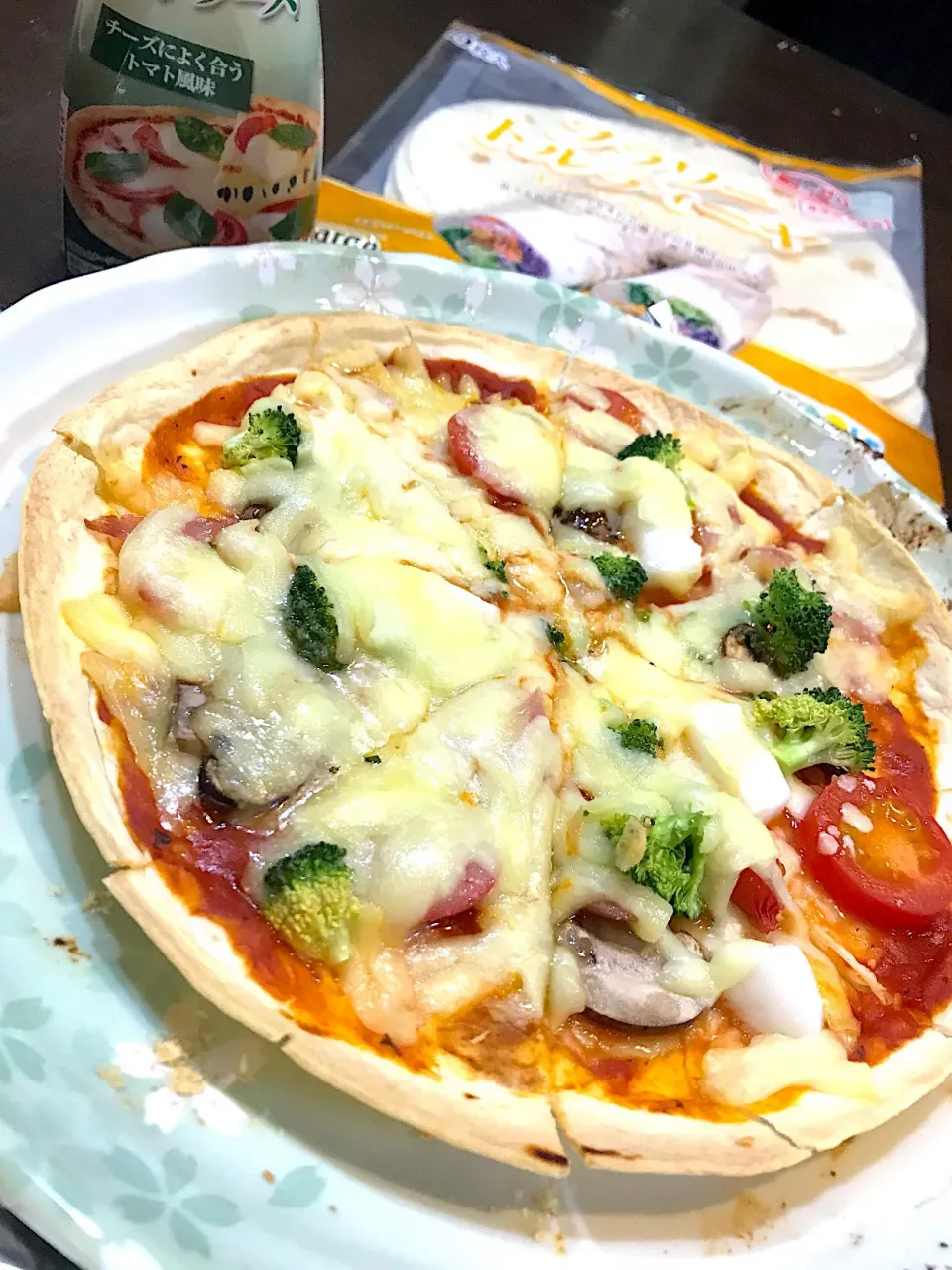 イカ、ミニトマト、ブロッコリー、マッシュルームのピザ🍕|男オオカミさん