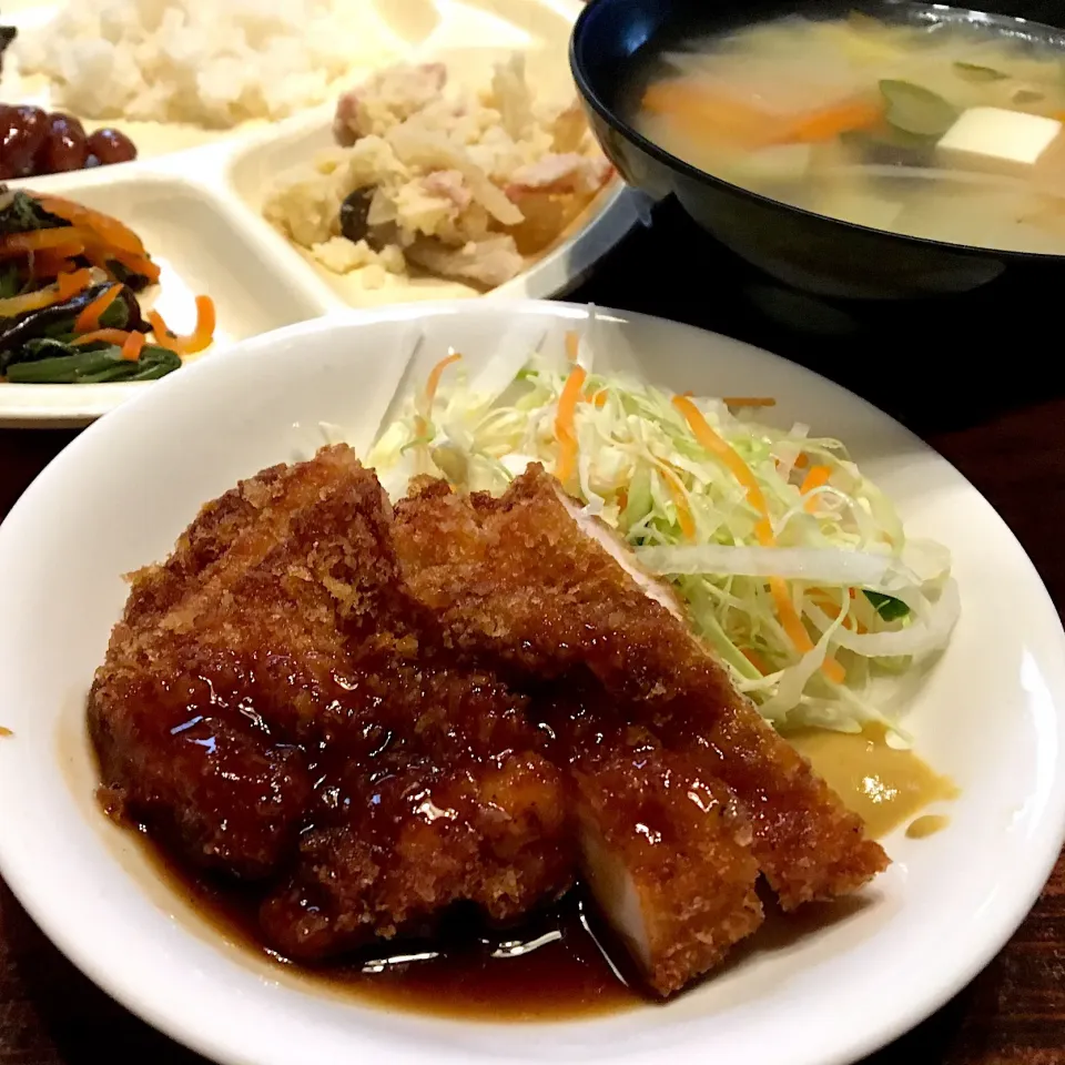 Snapdishの料理写真:本日の賄い 昼ごはん☀️☀️🔆
チキンカツ  ポテサラ  山菜  煮豆  野沢菜漬け
昆布佃煮  味噌汁|ぽんたさん