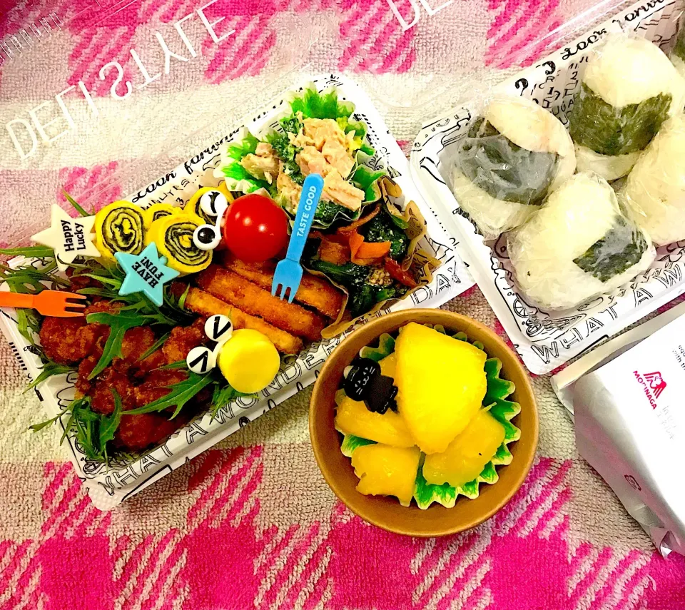 Snapdishの料理写真:一年生大会🎾【ひと口サイズ】弁当〜ひと口おにぎり(明太子・塩昆布・高菜明太)・ひと口鶏唐揚げ・ひと口？山芋唐揚げ・ひと口海苔玉子クルクル・ブロッコリーツナマヨ和え・ほうれん草&人参&ベーコン炒め〜
 #おにぎり弁当  #おにぎり  #お弁当  #キャラ弁  #きゃら弁|華恋さん