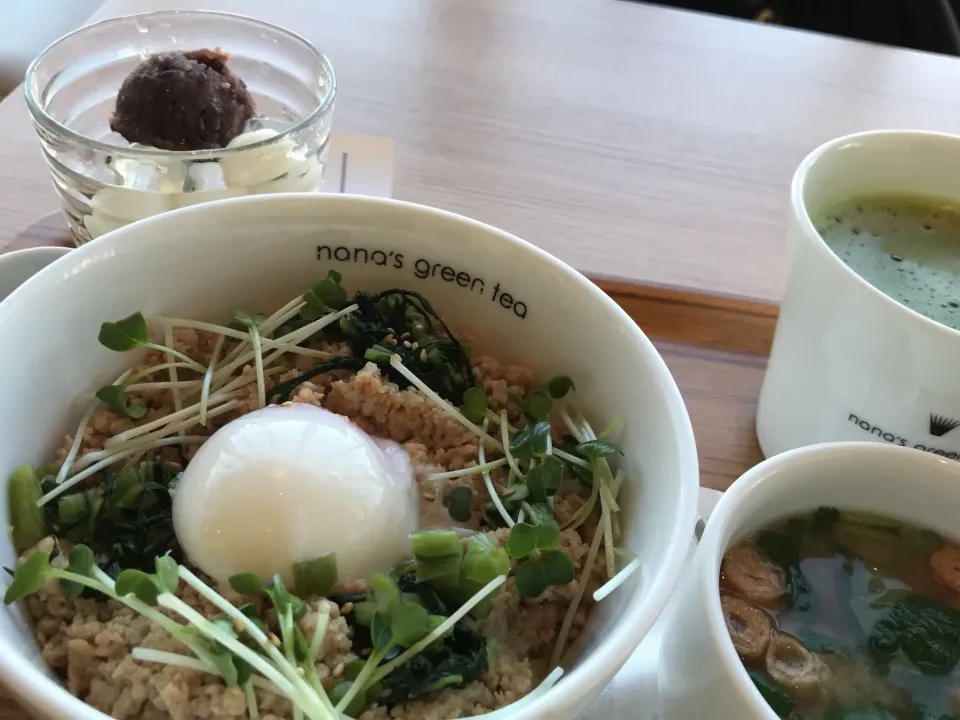 鳥そぼろ丼、あんみつ|naokoさん