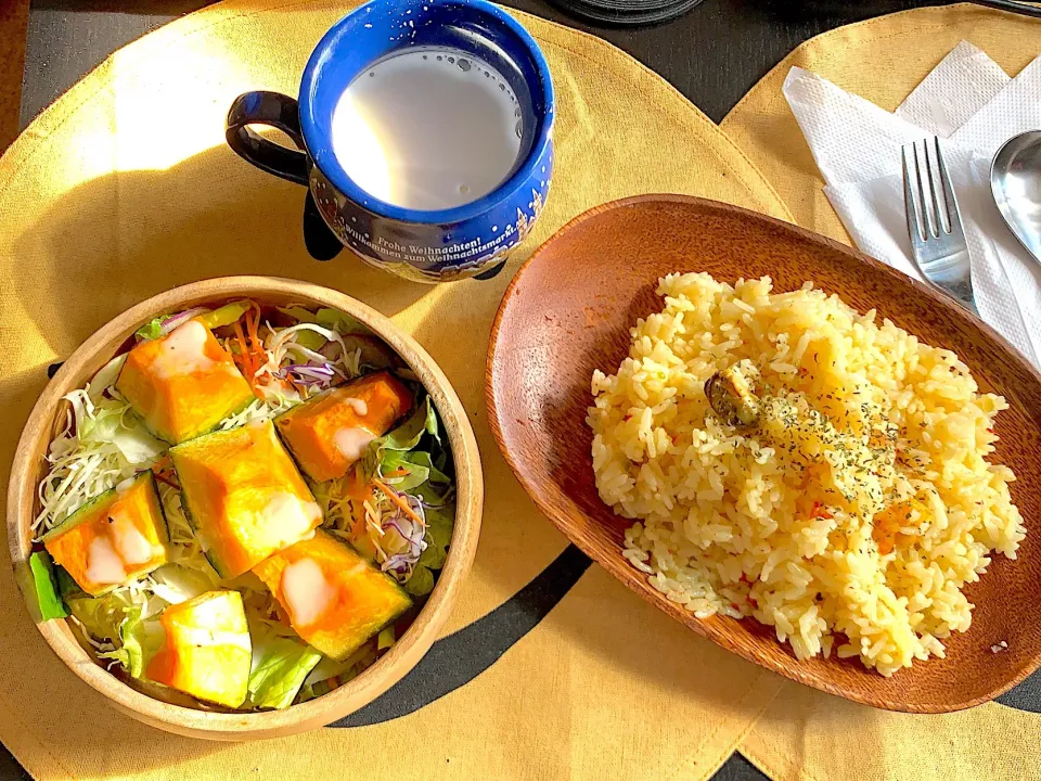 炊き込みパエリア🥘
かぼちゃサラダ🥗🎃
ホットミルク🥛|yumyum😋さん