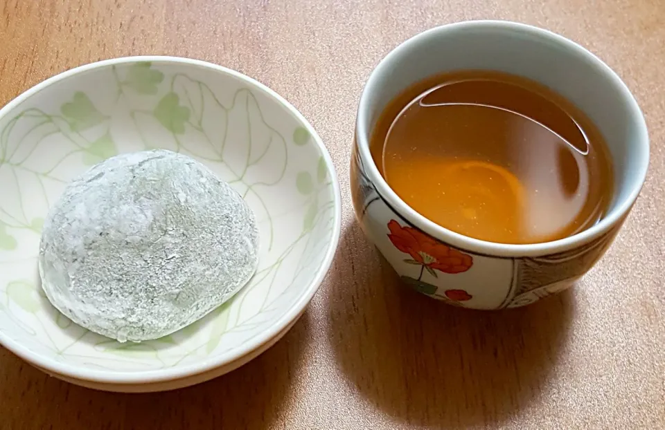 今日のおやつ

草大福とほうじ茶|ナナさん