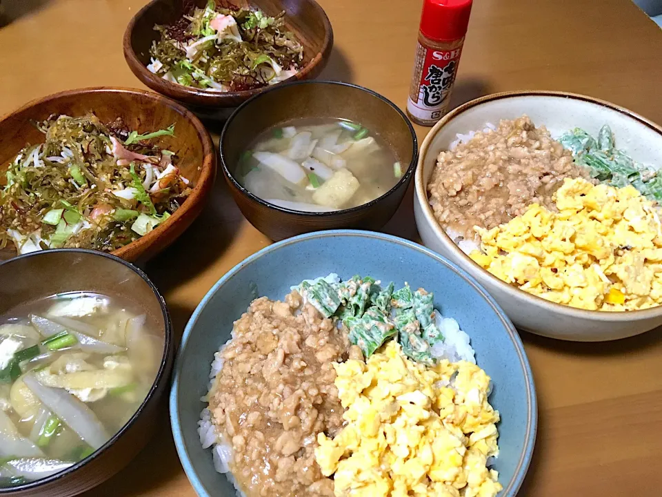 昨日の晩ごはん(*´o`*)ʖˋʖˋʖˋ～♡
三色丼
ゴボウのお汁
海藻サラダ|さくたえさん