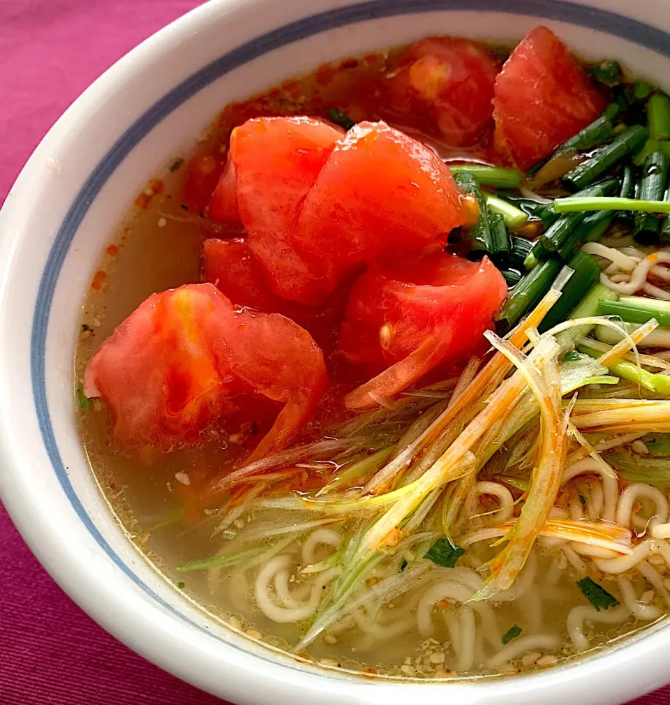 Snapdishの料理写真:ネギ塩のトマト麺🍜 (๑˃̵ᴗ˂̵)و|bamazooさん