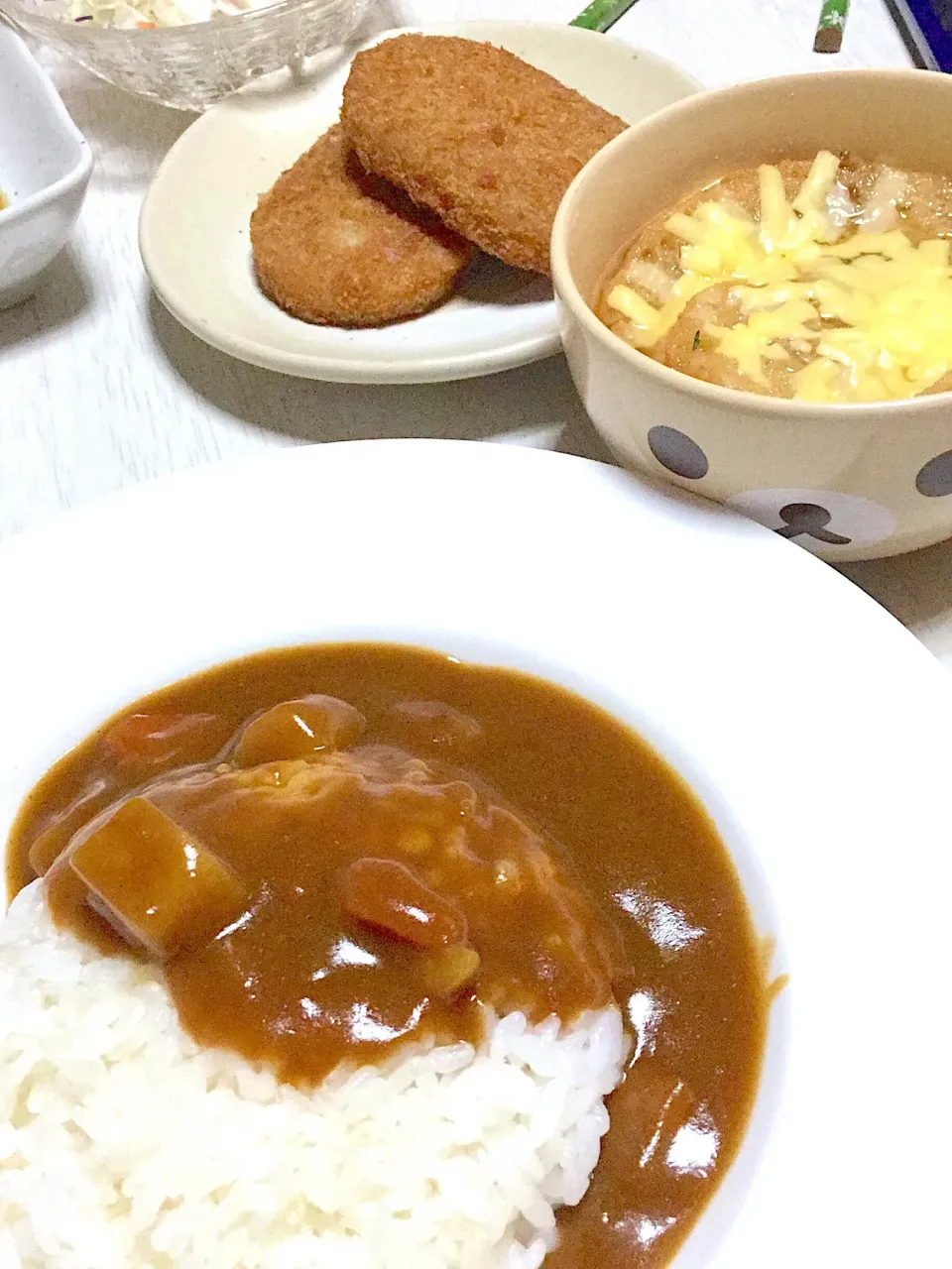 カレー、オニオングラタンスープ、サラダ、コロッケ|Ayaさん