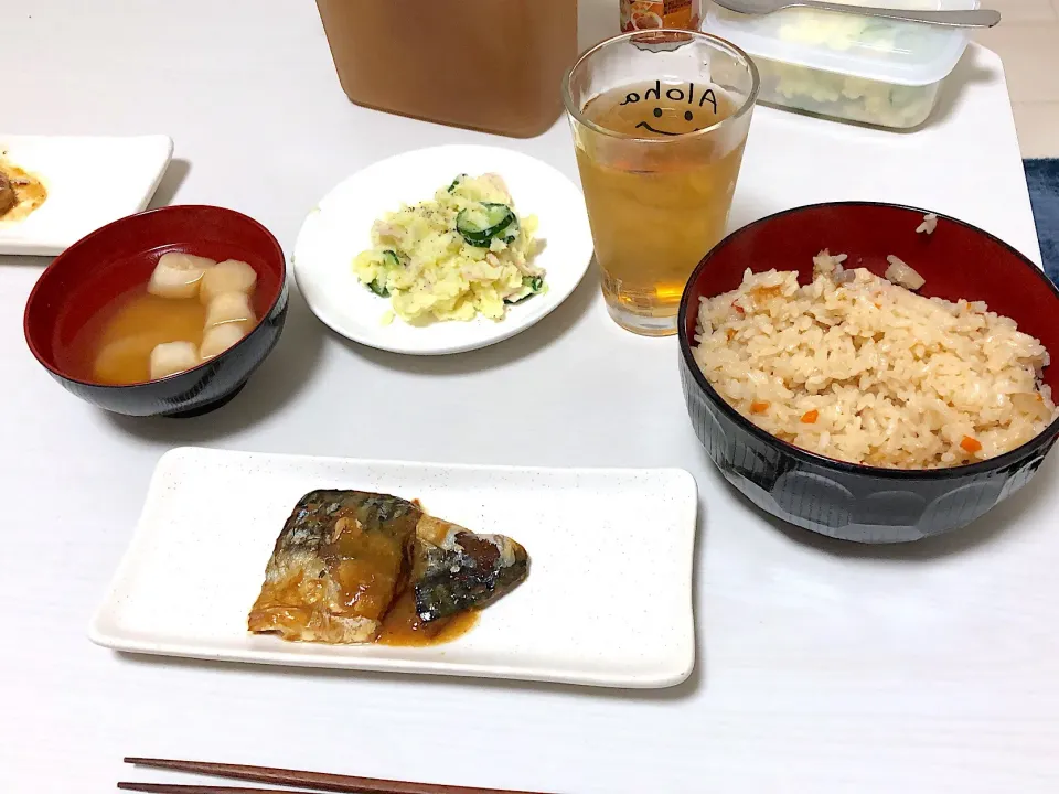 サバの味噌煮
味噌汁
ポテトサラダ
五目ご飯|夏輝さん