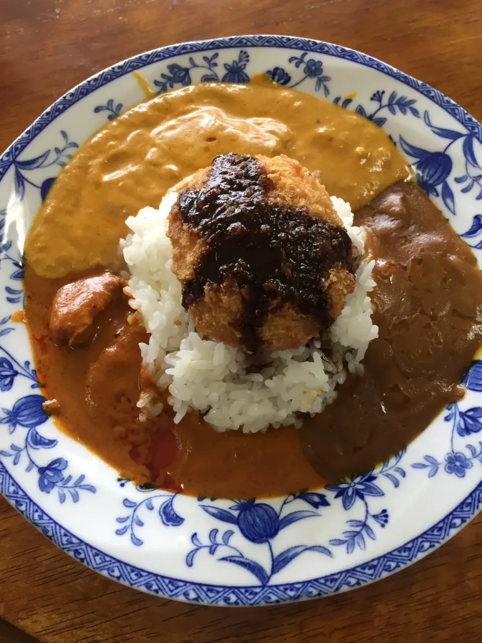 カレー3色盛にコロッケどーん💥|さんだーさん