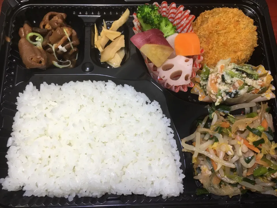 Snapdishの料理写真:やわらかどて煮 日替わり宅配弁当 豊川市配達|Naokazu Kuritaさん