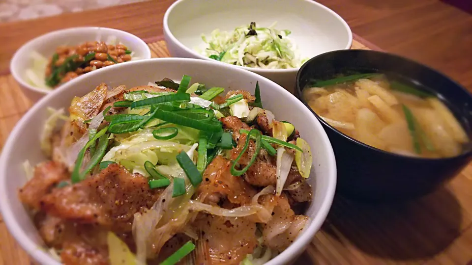 豚肉のごまﾈｷﾞ塩炒め丼～
の晩ごはん✨|kaz(*･ω･)さん