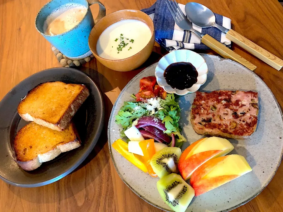 濱田屋さんのパンとコダマさんのミートローフとキャンベルのクラムチャウダー缶の朝ごはん|こんぶさん