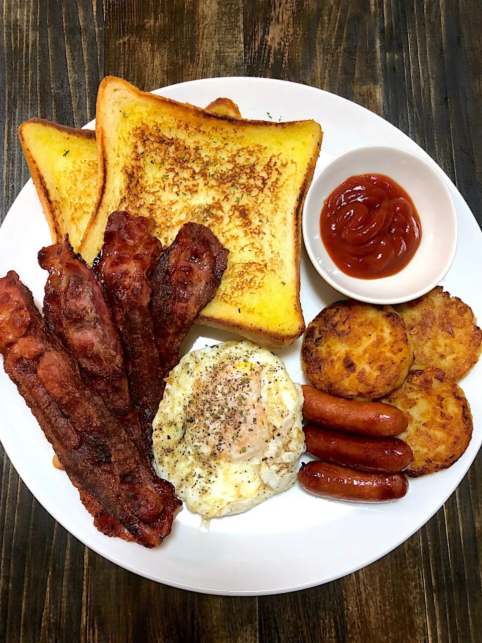 Brunch 2019/1/14 #ブランチ #茶色い #目玉焼きは白身の表面積大きいと食べない #野菜も食べようよ #やっと日本のソーセージ食べるようになってきた #こういう人をpickyピッキーという|LeBさん