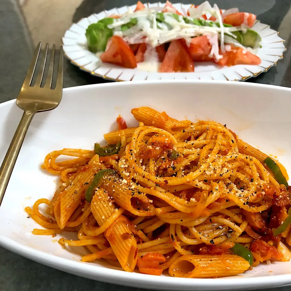 Snapdishの料理写真:トマトパスタ🍝と アボカド🥑トマト🍅サラダ|nao子さん