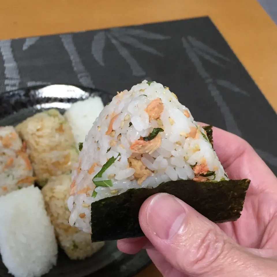 Snapdishの料理写真:土鍋で炊いたご飯でシャケむすび!  (^-^)|Kei Satoさん