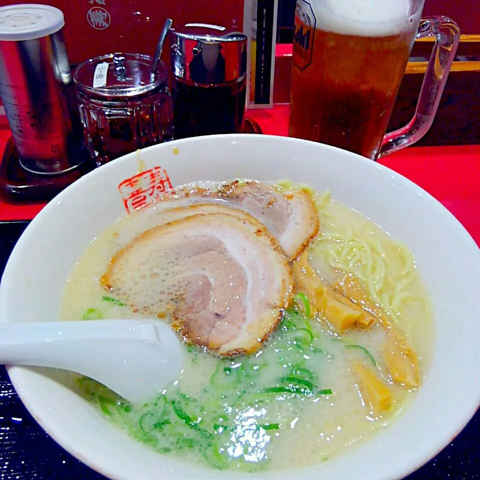 Snapdishの料理写真:名古屋庶民の味？寿がきや肉入り白ラーメン＆ビール|うたかた。さん