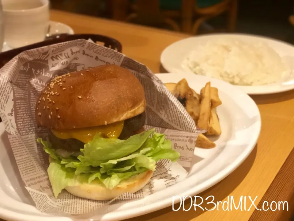 Snapdishの料理写真:さわやか富士錦町店 炭焼きチーズバーガー|ddr3rdmixさん