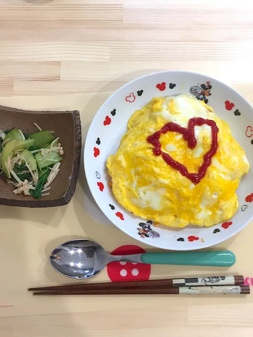 Snapdishの料理写真:・オムライス
・チンゲン菜とエノキのおひたし|ぺろたんさん