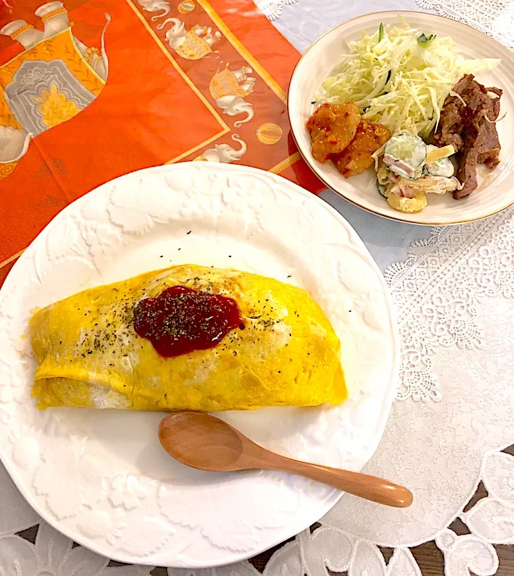 今夜は、オムライス🍳冷やご飯があったのでね🤭鶏胸肉のスィートチリソース🍖トンテキ🥩マカロニサラダ🥗キャベツ🥗鳥ごぼう汁🍜 #晩御飯  #オムライス  #冷やご飯  #鶏胸肉  #スィートチリソース  #トンテキ  #マカロニサラダ  #キャベツ  #鳥ごぼう  #汁物  #札幌  #中島公園|Yukie  Toriseさん