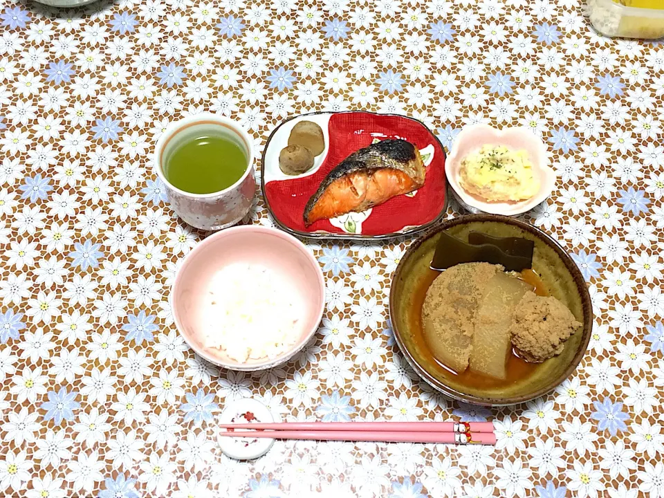 Snapdishの料理写真:里芋の煮っころがし、焼き鮭、ポテサラ、大根と鱈の子の煮物|小鳥さん