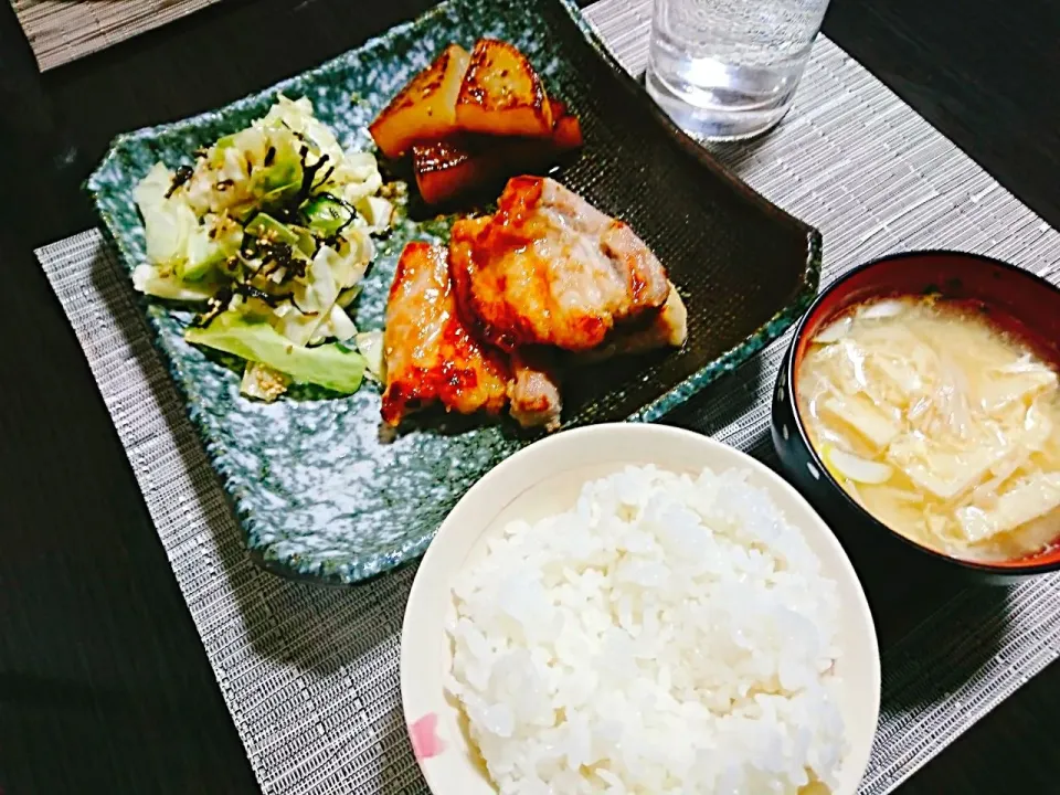 Snapdishの料理写真:ごはん、えのきと高野豆腐のかき玉汁、豚バラの塩麹漬け、塩昆布キャベツ、大根のステーキ|サトリさん