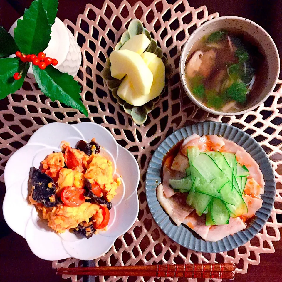 ❅雲白肉
❅トマトと卵と木耳の中華炒め
❅三つ葉と椎茸とカニカマの中華スープ|はらしおりさん