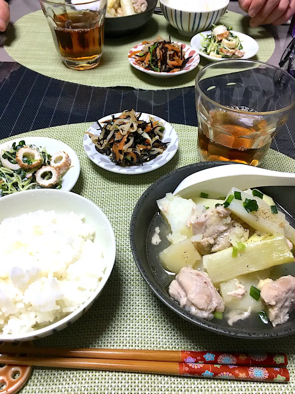 ・とり肉とジャガイモのネギ塩スープ煮  ・カイワレと竹輪のからしマヨ和え ・ひじきの胡麻和え|ちぐあささん