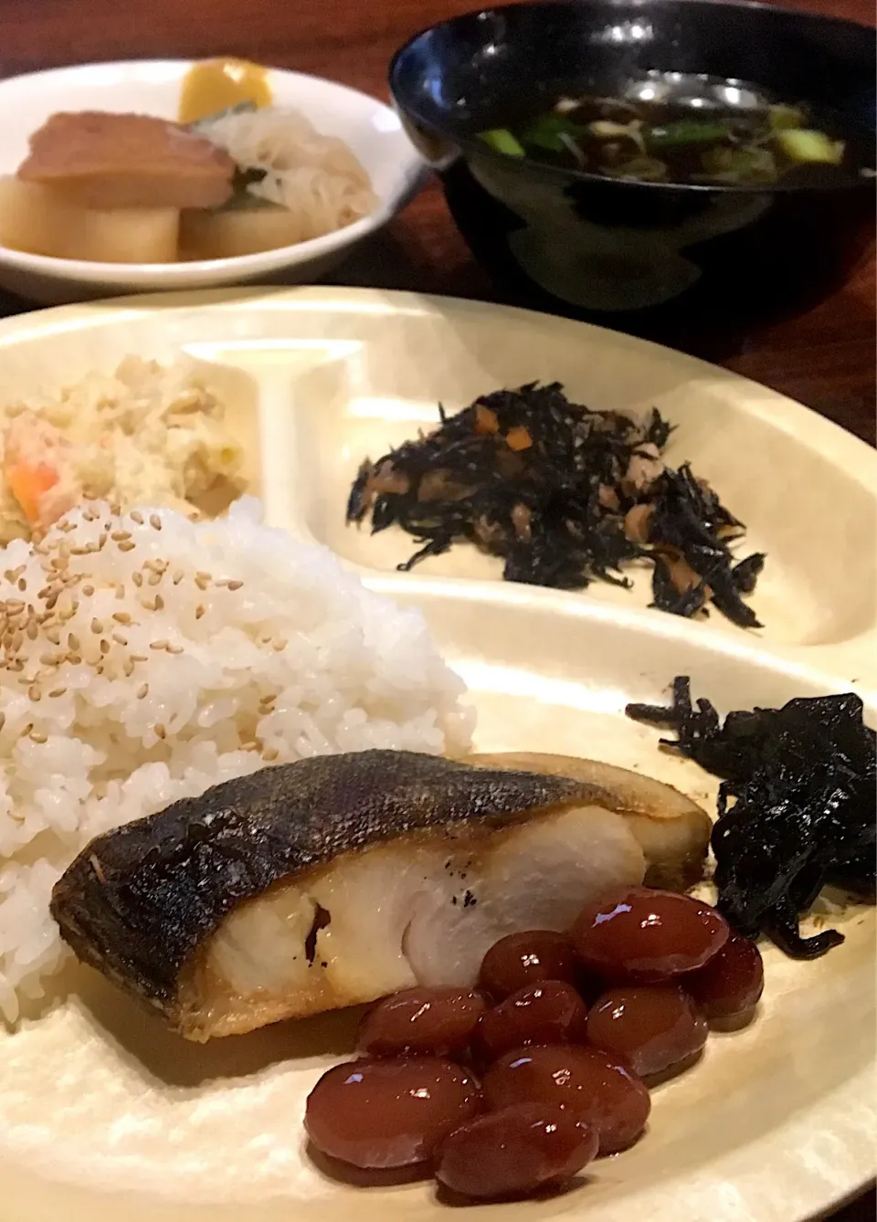 本日の賄い  昼ごはん☀️☀️🔆
焼きホッケ  おでん  ひじき煮  ポテサラ  煮豆  昆布佃煮  スープ|ぽんたさん