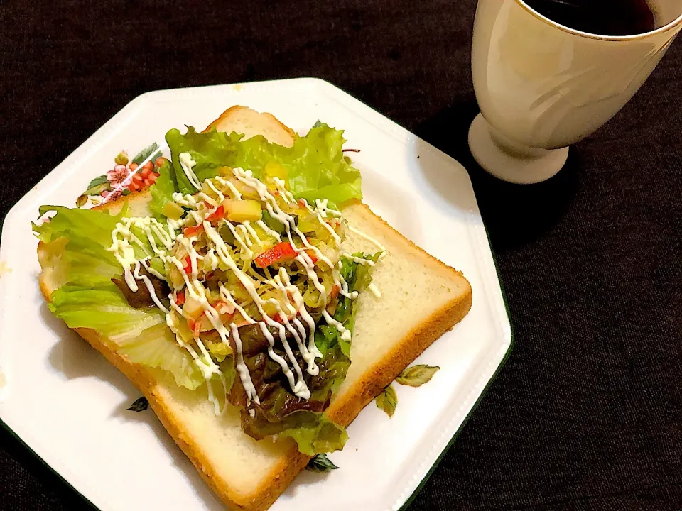 Snapdishの料理写真:1／15朝食  #朝ごはん 
•オープンサンド(サラダ載っけ) •コーヒー|おさんどんさん