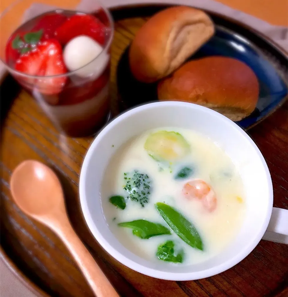 朝ごはんを食べよう😃緑の野菜と海老のクリームスープ🦐🥦|あしゃぱんさん