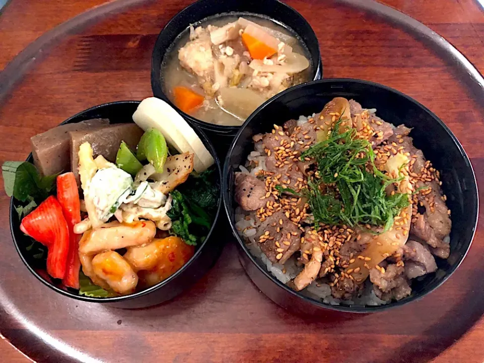 本日もお弁当🍱焼肉丼🥩チキンスィートチリソース🍖ほうれん草🥬スナップえんどう炒め🥬マカロニサラダ🥗カニカマ大場巻き🥗 #息子弁当  #サーモスランチジャー  #焼肉弁当  #チキン  #スィートチリソース  #ほうれん草のおひたし  #スナップエンドウ  #マカロニサラダ🥗 札幌 #中島公園|Yukie  Toriseさん