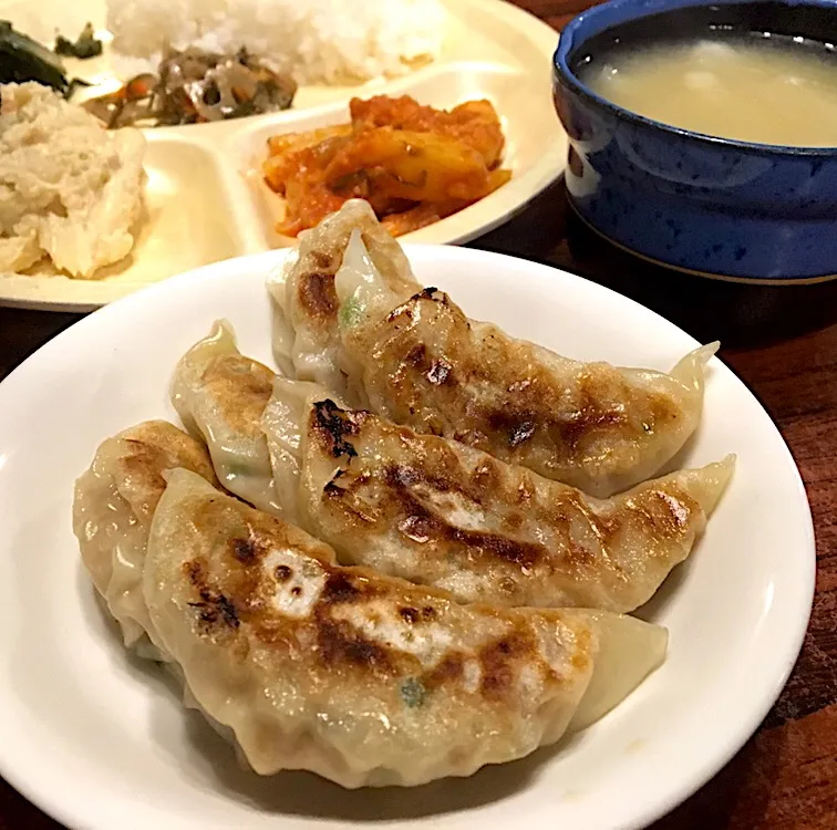 本日の賄い  晩ごはん⭐️⭐️⭐️
わぁーい"(ﾉ*>∀<)ﾉ餃子だぁ|ぽんたさん