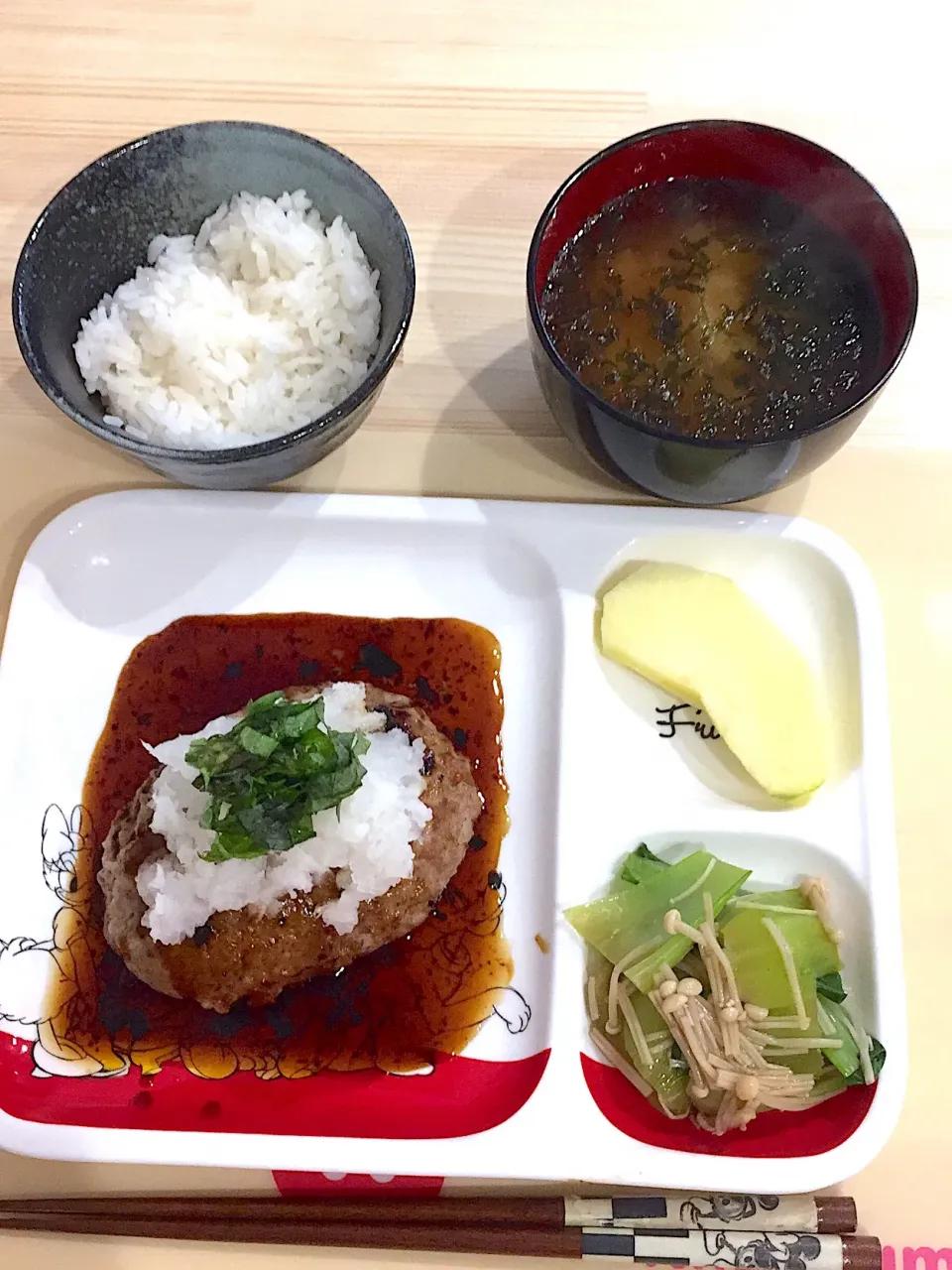 ・ふっくら和風ハンバーグ 
・チンゲン菜とエノキのおひたし
・ネギと海苔のお味噌汁
・りんご|ぺろたんさん