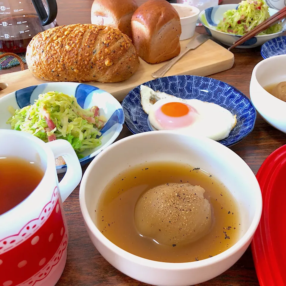 Snapdishの料理写真:OniOn sOup: 玉ねぎのスープの朝食🍃|angiee♡さん