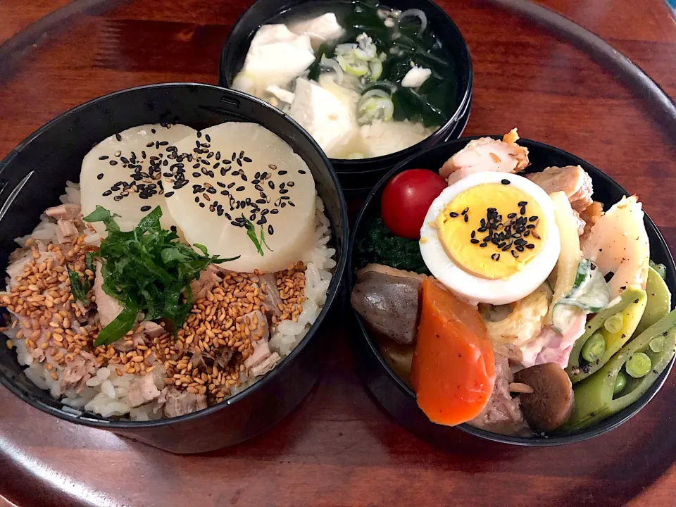 本日もお弁当🍱ハチミツ味噌チャーシュー🥓旨煮🍘マカロニサラダ🥗スナップえんどうとちくわ炒め🍘ほうれん草🥬焼豚丼🐷ゆで卵🥚豆腐とワカメ味噌汁（北晟商会札幌のワカメ使用、札幌大丸の催事で購入） #息子弁当  #サーモスランチジャー  #鶏肉 #ハチミツ味噌チャーシュー#旨煮 #スナップえんどう #マカロニサラダ🥗  #ほう|Yukie  Toriseさん