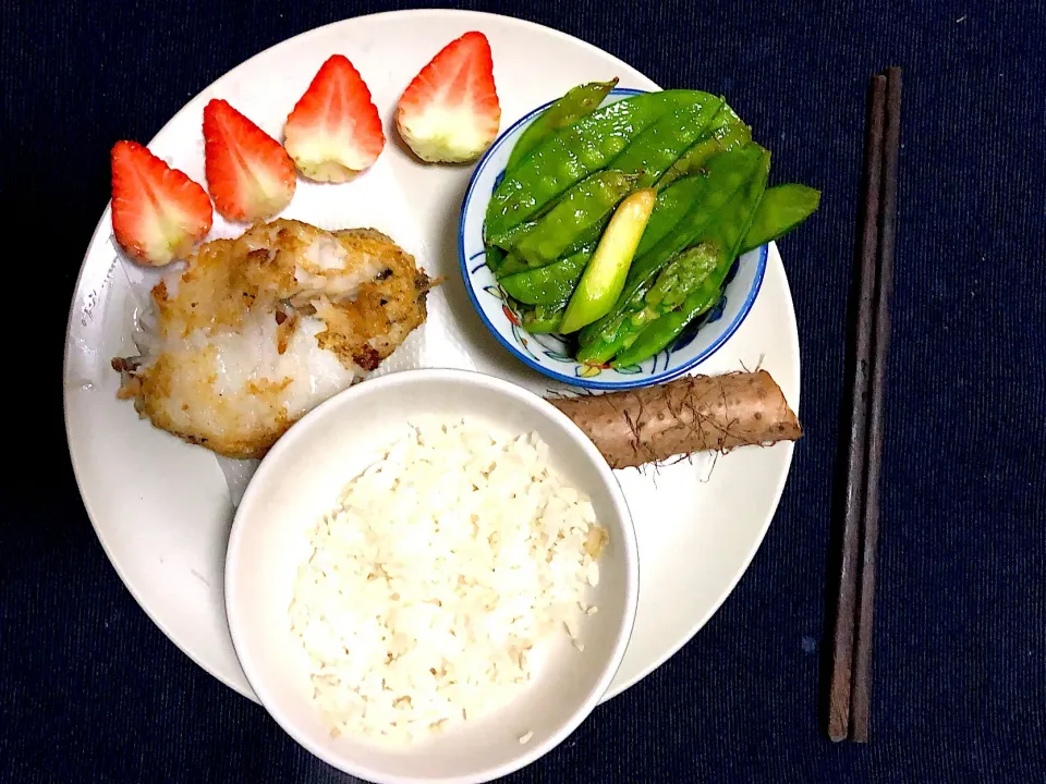 香煎银鳕鱼，荷兰豆炒芦笋，米饭。铁棍山药和草莓。|qyaeonさん