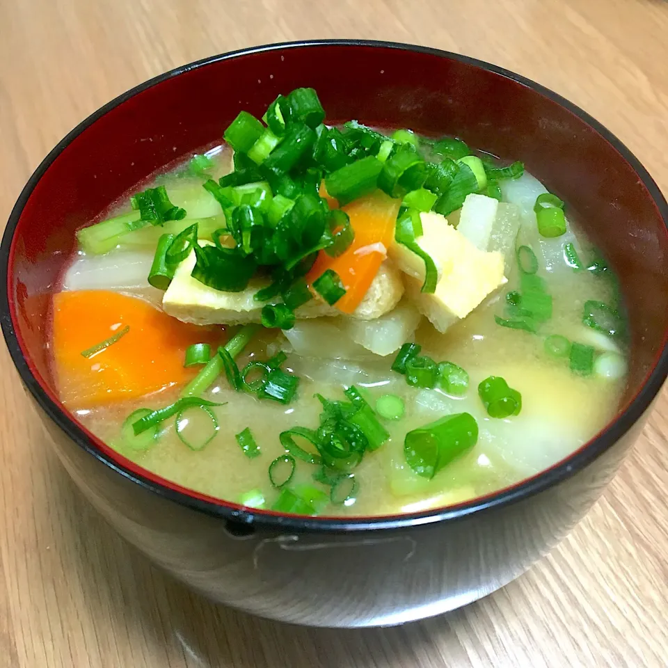 野菜たっぷりベジ味噌汁
昆布だしとお揚げで旨味を取り、冬野菜たっぷりのお味噌汁
#大根 #かぶ #にんじん #味噌汁|あきころさん