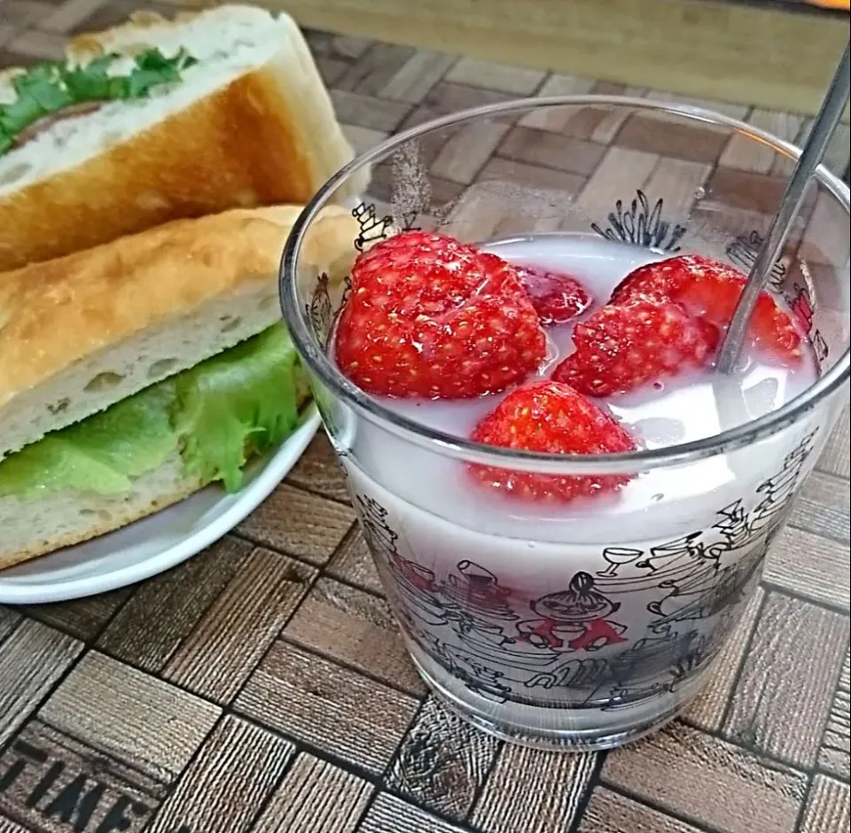 Snapdishの料理写真:甘酒いちごとお昼ごパン😋|fumi ◡̈⋆さん